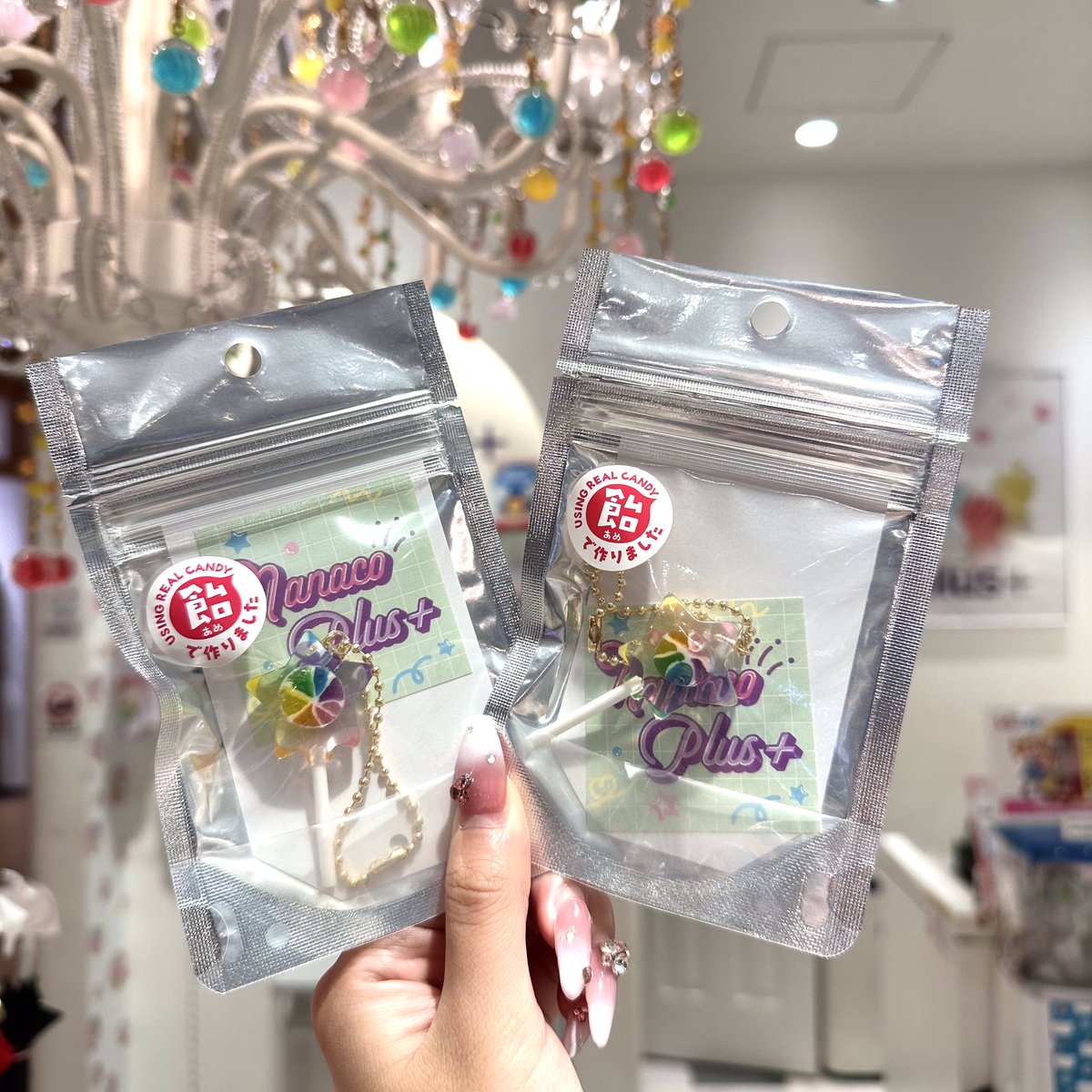 ame_project's tweet photo. 💫ソラマチ店💫
本日は【ロリポップキャンディチャーム星のステッキ】をご紹介🍬
星型に虹色の飴が入ったステッキチャーム🌈
パッケージも可愛いのでプレゼントにぴったりです🌟(A)
#nanacoplus
#ナナコプラス
#七子加
#東京ソラマチ
#solamachi
#本物の飴
#飴のアクセサリー
#和菓子のアクセサリー https://t.co/AVkfB3vdrp