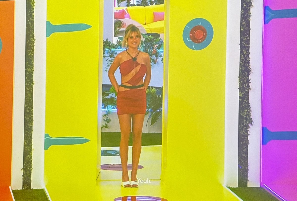 perdu_max's tweet photo. 2 images with the same vibe:
#LoveIslandUSA https://t.co/WOhIH9UDUZ