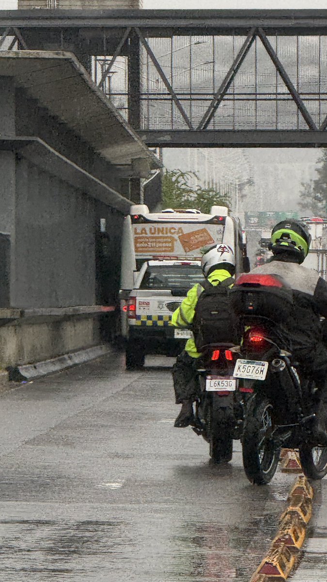 Yogurt_LSX's tweet photo. Hoy por la mañana como es costumbre motociclistas yendo por el carril de #mimacro 
Sobra decir que la unidad de @JaliscoVial no pudo hacer nada @Trafico_ZMG https://t.co/xFxVkOU2Se