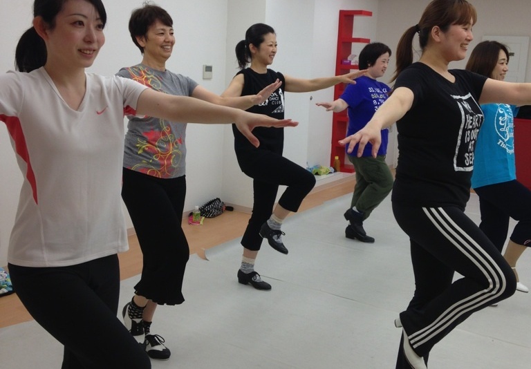 goodschool2020's tweet photo. 【佐々木隆子タップダンススタジオ 蒲田本部スタジオ】
タップダンスは敷居が高く感じるかもしれませんが、そんなことはありません。
簡単なステップから優しく何度でも、ゆっくりお教えします。3ヵ月あれば1曲ほど踊れるようになりますよ♪
#東京都 #東京 #大田区 #蒲田 #糀谷 #京急蒲田 #タップ #タップダンス #タップダンススタジオ #スクール #教室 #グッドスクール
https://t.co/zxslYCTMXt