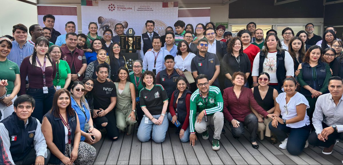 arturomedinap's tweet photo. Acompañamos a la coordinadora general de la @comar_sg, @xade_mm, a su equipo de trabajo y a habitantes de #Iztapalapa durante la exhibición de una réplica de la Copa Mundial de Futbol, una iniciativa que se suma al “Mundial Social” impulsado por la presidenta @Claudiashein y la secretaria de @SEGOB_mx, @rosaicela_.

Durante la jornada se presentó la exposición #ElBalónDeSueños, con piezas intervenidas artísticamente por niñas, niños y adolescentes refugiados, solicitantes de la condición de refugiado, personas en situación de movilidad y comunidades de acogida.

La actividad también permitió recordar expresiones deportivas ancestrales como el Ulama y el Pok-ta-pok, muestra de la riqueza cultural de los pueblos de #México y de valores como la inclusión, la hospitalidad y la convivencia, que contribuyen a la construcción de comunidades más unidas y respetuosas de los #DDHH rumbo a la #CopaMundial2026.