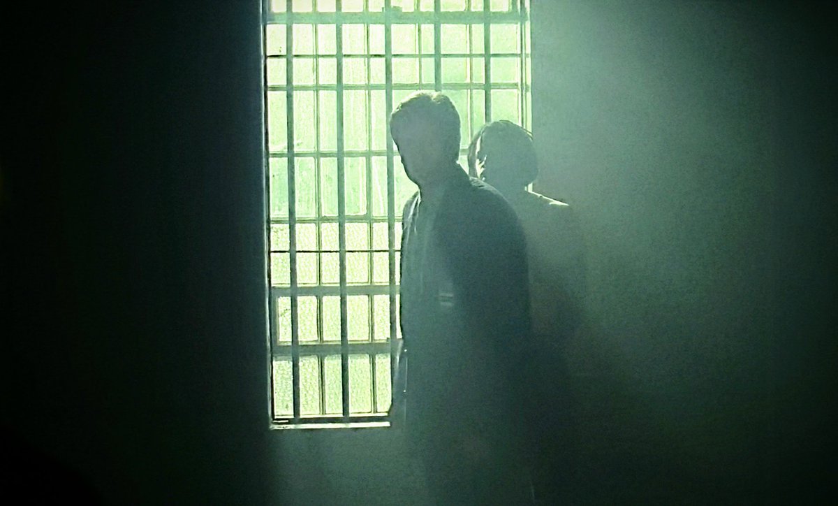 XFilesAesthetic's tweet photo. My favourite type of x files scenes. Mulder+lights illuminating him from the back 😀✨ https://t.co/Uzy4iaYtaC
