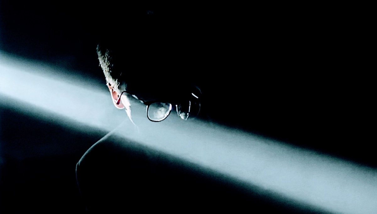 XFilesAesthetic's tweet photo. My favourite type of x files scenes. Mulder+lights illuminating him from the back 😀✨ https://t.co/Uzy4iaYtaC