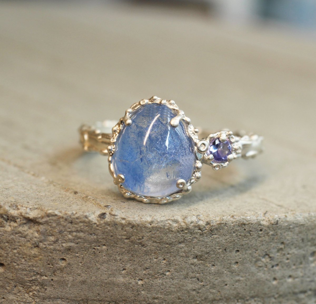 CLAS2009's tweet photo. 【オーダー商品/made to order 】SILVER quartz tanzanite

お客様お持ち込みのインクルージョンが魅力的なクオーツとタンザナイトを組み合わせたリング。
マット仕上げのシルバーがルースの艶感と輝きを一層引き立ててくれます。 https://t.co/2Yv2xo22na