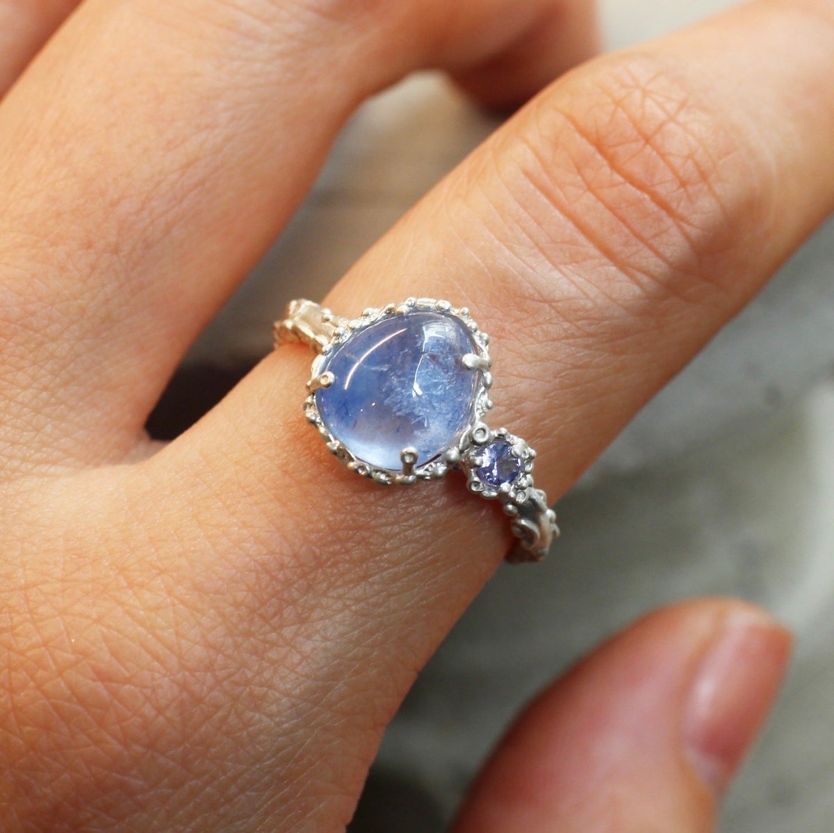 CLAS2009's tweet photo. 【オーダー商品/made to order 】SILVER quartz tanzanite

お客様お持ち込みのインクルージョンが魅力的なクオーツとタンザナイトを組み合わせたリング。
マット仕上げのシルバーがルースの艶感と輝きを一層引き立ててくれます。 https://t.co/2Yv2xo22na