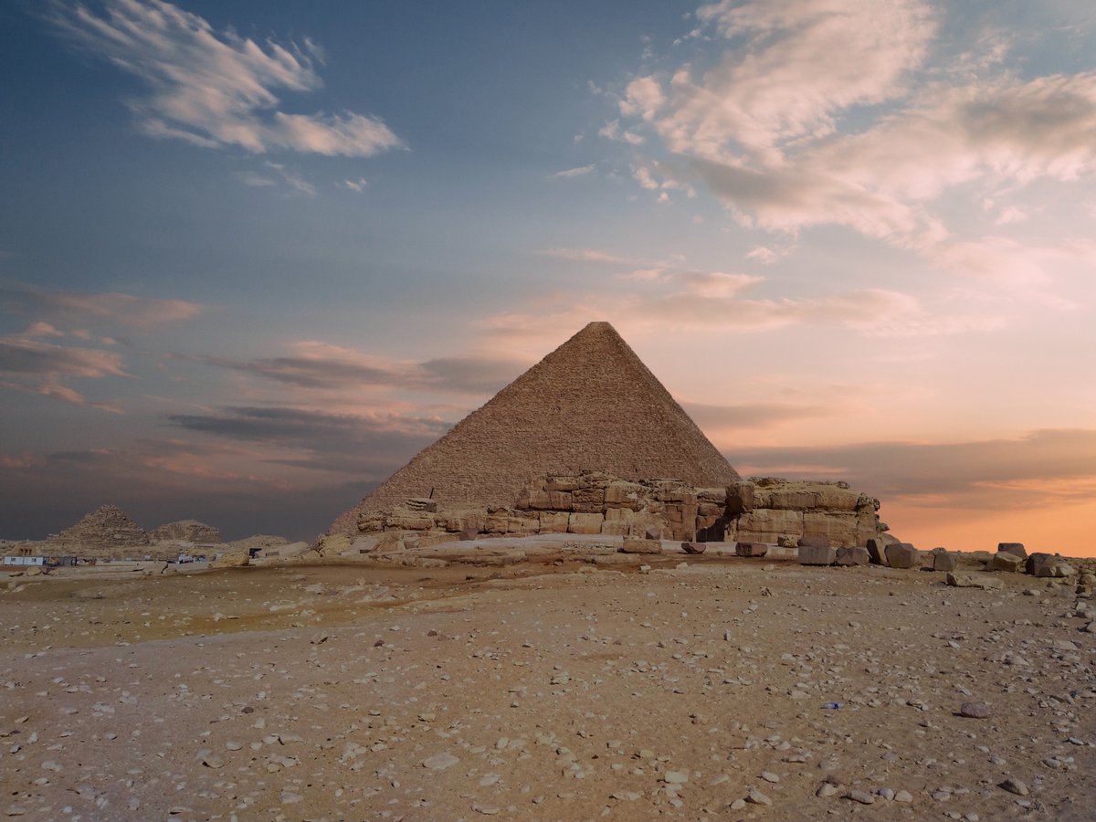 vinbrown's tweet photo. Mortuary Temple of Menkaure. George Reisner estimated that some of the blocks of local stone in the walls of the mortuary temple weighed as much as 220 tons, while the heaviest granite ashlars imported from Aswan weighed more than 30 tons. https://t.co/JtKNWYASCM