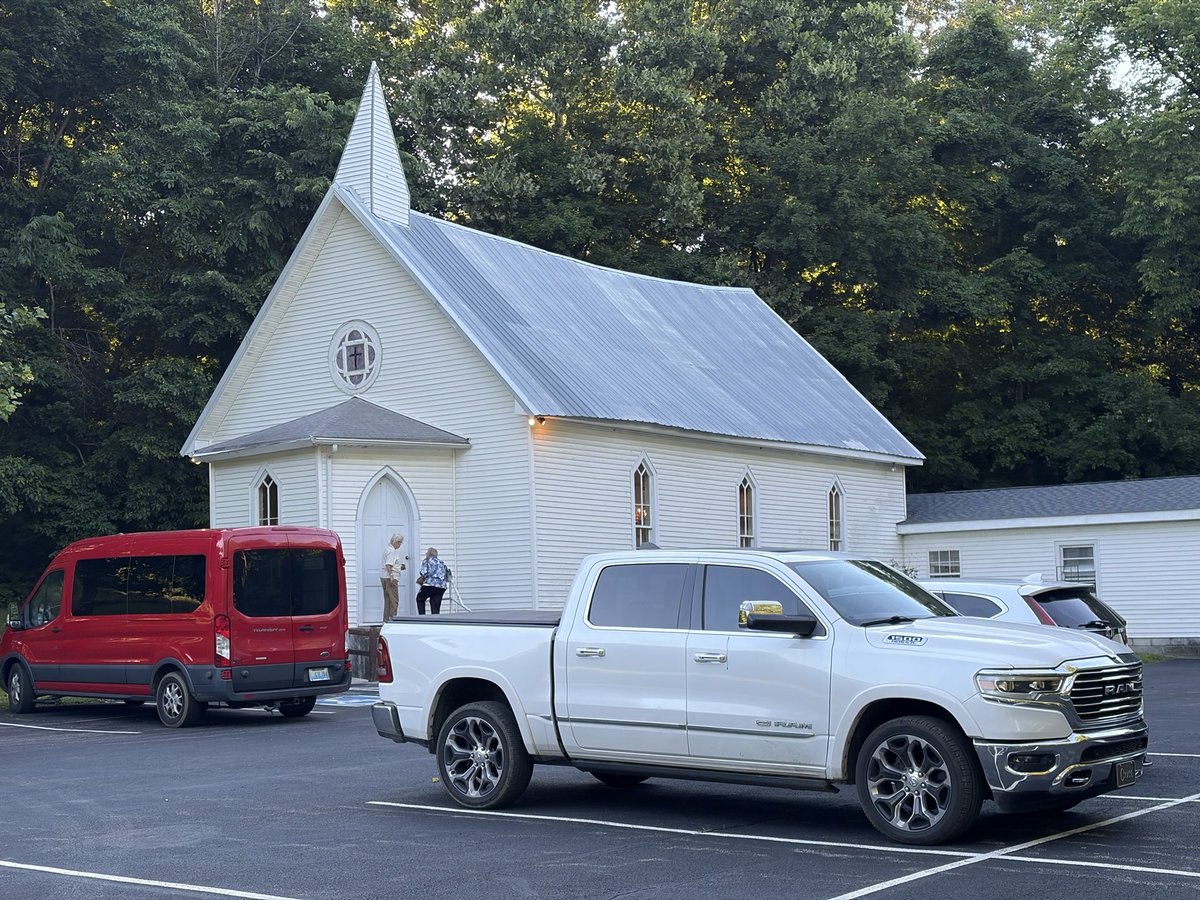 toddgray4's tweet photo. I had a great time tonight with Pastor Wesley Curtis, and Cutter and Cash and Kentucky Grass in revival at Sulphur Springs Baptist Church, Marion. Singing, preaching, praying and fellowshipping is always good for my soul. https://t.co/3WCs2HbFRS