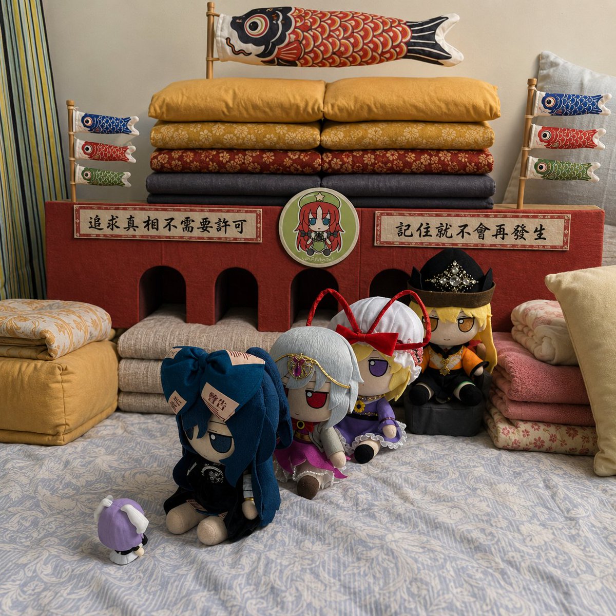 nonomiyautsuki's tweet photo. 不知道為什麼，
今天一早起床，
Fumo們就自己把房間佈置成這樣了。

我完全不知道她們在紀念什麼。ᗜ_ᗜ

但總覺得，
有些人會希望我不要把這張照片發出來。

#fumo https://t.co/k7YtCfIEIT