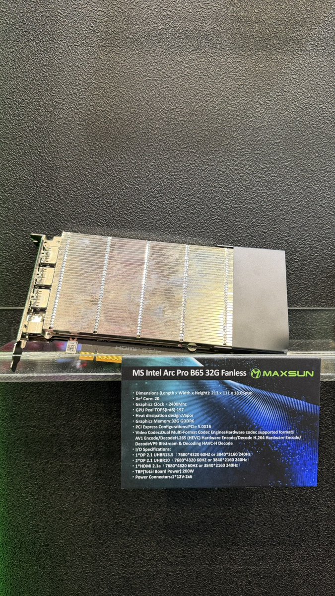 Maxsunjp's tweet photo. Computex3日目。

ファンレスか、ターボか✨
あなたはどっち派？

#MAXSUN #Computex2026 https://t.co/LHd09AxWtR