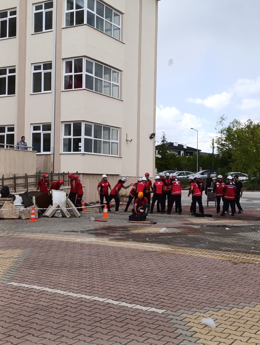 imhsarkonya's tweet photo. 📍🔥İMH Konya Arama Kurtarma ekibi olarak, afetlere hazırlık ve bilinçlendirme çalışmalarına sahada aktif katkı sunmaya devam ediyoruz.

Kozağaç Mesleki ve Teknik Anadolu Lisesi İtfaiyecilik ve Yangın Güvenliği Bölümü tarafından düzenlenen yıl sonu tatbikat programına katıldık. https://t.co/ksaqrvAItb