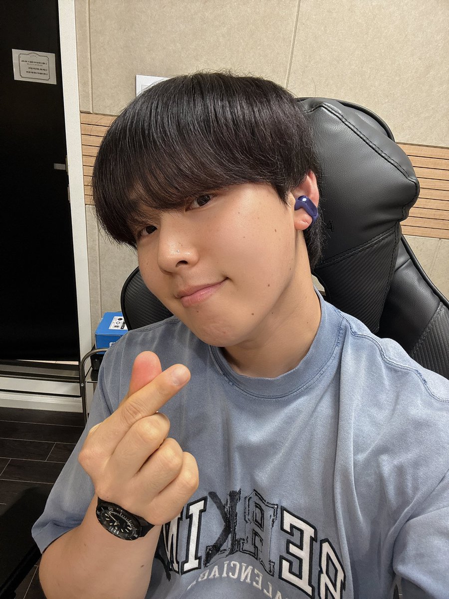 woosikcodev's tweet photo. ナビの皆おはようー✨✨
韓国で銀魂上映するらしいです！
時間の余裕があったら見たいけど実は1話しか見てなくて内容理解できないかも😀🥹
今日の1日も走りから始めて歩きながら歌の練習します！やけどしないように！😀
#FRAGMENT #PART4 #MIDNIGHTDRIVE https://t.co/UQk0cbEwd8