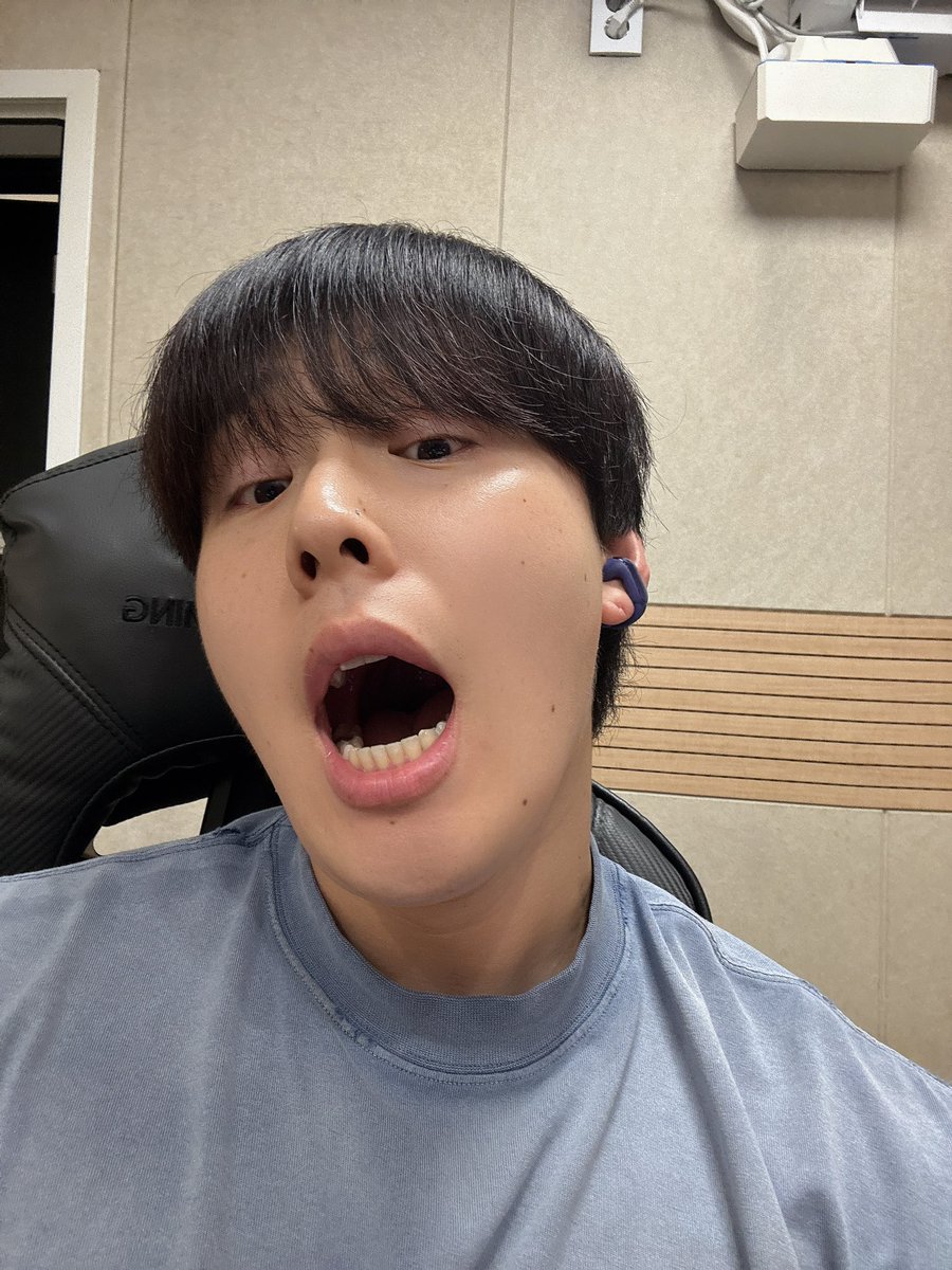 woosikcodev's tweet photo. ナビの皆おはようー✨✨
韓国で銀魂上映するらしいです！
時間の余裕があったら見たいけど実は1話しか見てなくて内容理解できないかも😀🥹
今日の1日も走りから始めて歩きながら歌の練習します！やけどしないように！😀
#FRAGMENT #PART4 #MIDNIGHTDRIVE https://t.co/UQk0cbEwd8