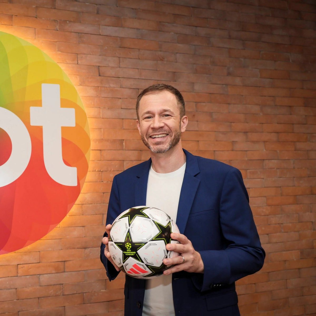 MeConteJa's tweet photo. 🚨 Narrador da Copa do Mundo, Tiago Leifert rasga elogios ao SBT e defenda mudanças na programação:

"Para me tirarem do SBT vai ser muito difícil. É zero estresse. Eu trabalho com pessoas que eu gosto muito. O SBT é uma emissora muito corajosa. Já mudou a grade umas oito vezes desde que eu cheguei, mas eu vejo isso como algo positivo, porque mostra que a emissora está tentando se reinventar, buscando o que é melhor para o público"