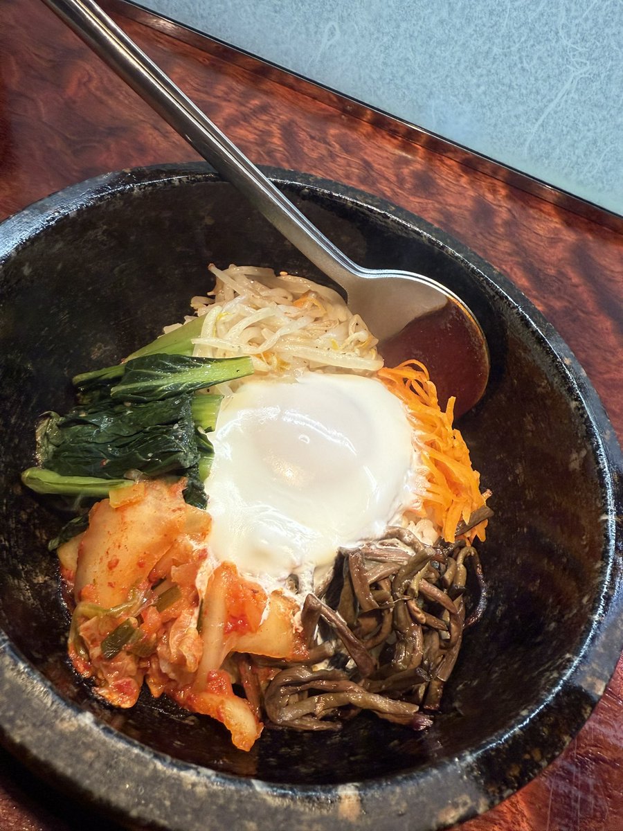 beefland_mimura's tweet photo. 本日は定休日です。

週末のご予約はDMにて承っております！

お肉の〆には熱々の石焼ビビンバがおすすめ✨

特製ナムル・お肉・特選キムチなど6種類の具材を使用。
コチュジャンを加えて混ぜれば香ばしいおこげも楽しめます。

ご予約お待ちしております。 https://t.co/QeB2eNIo92