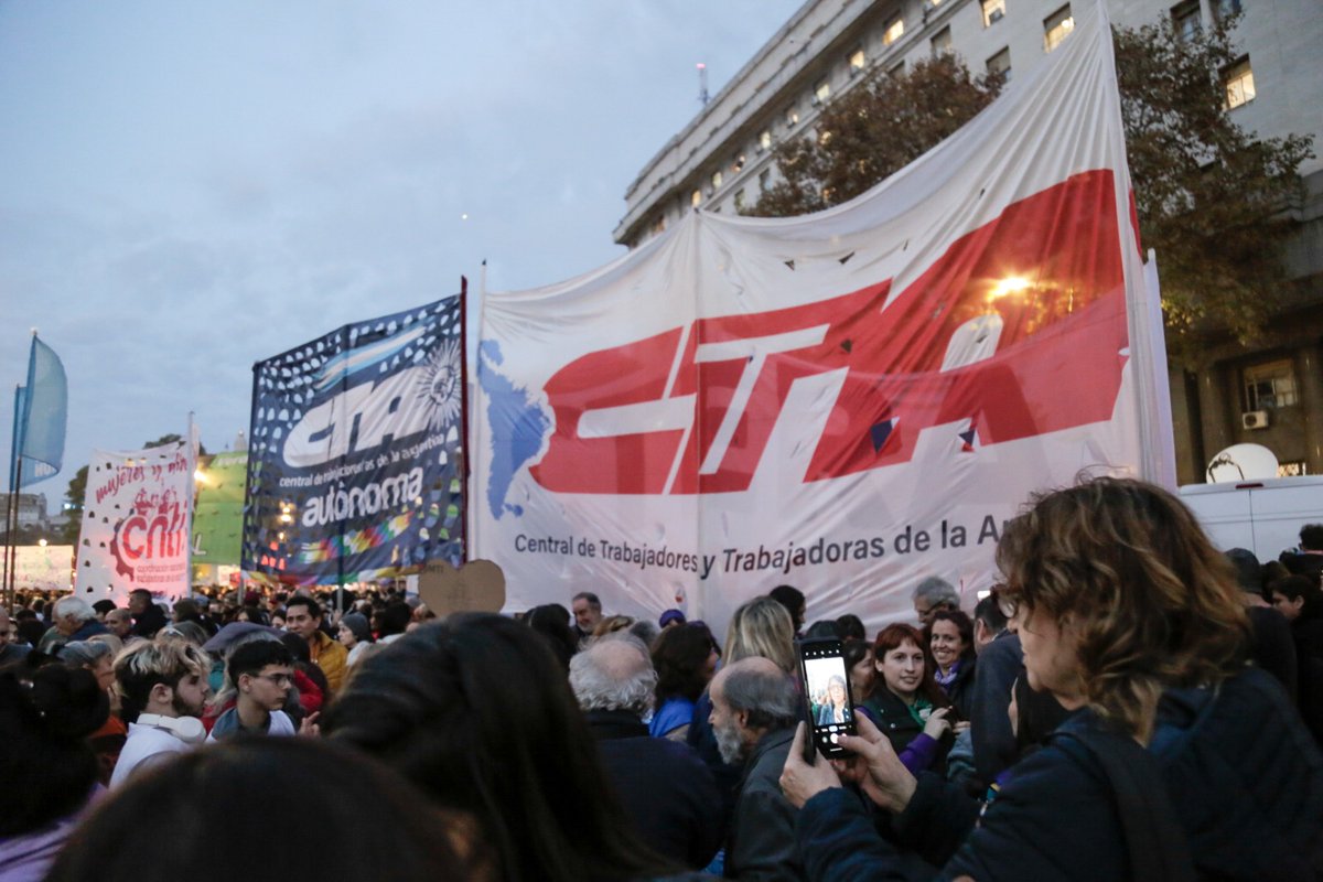 SUTEBAProvincia's tweet photo. 📢 Las mujeres y diversidades Trabajadoras de la Educación, organizadas en el SUTEBA y la CTERA, junto a la CTA-T, volvimos a llenar las calles con un grito colectivo: ¡La vida de las pibas importa! 

✊🟢 Tanto en el Congreso como en varios puntos de la Provincia volvimos a expresar nuestro hartazgo ante el ajuste, el hambre, el fascismo y la avanzada de las "falsas denuncias".

¡VIVAS, LIBRES, DESENDEUDADES NOS QUEREMOS!
¡TRANSFEMINISMO PARA DERROTAR A MILEI, AL FMI Y SUS CÓMPLICES!

#SomosSUTEBA