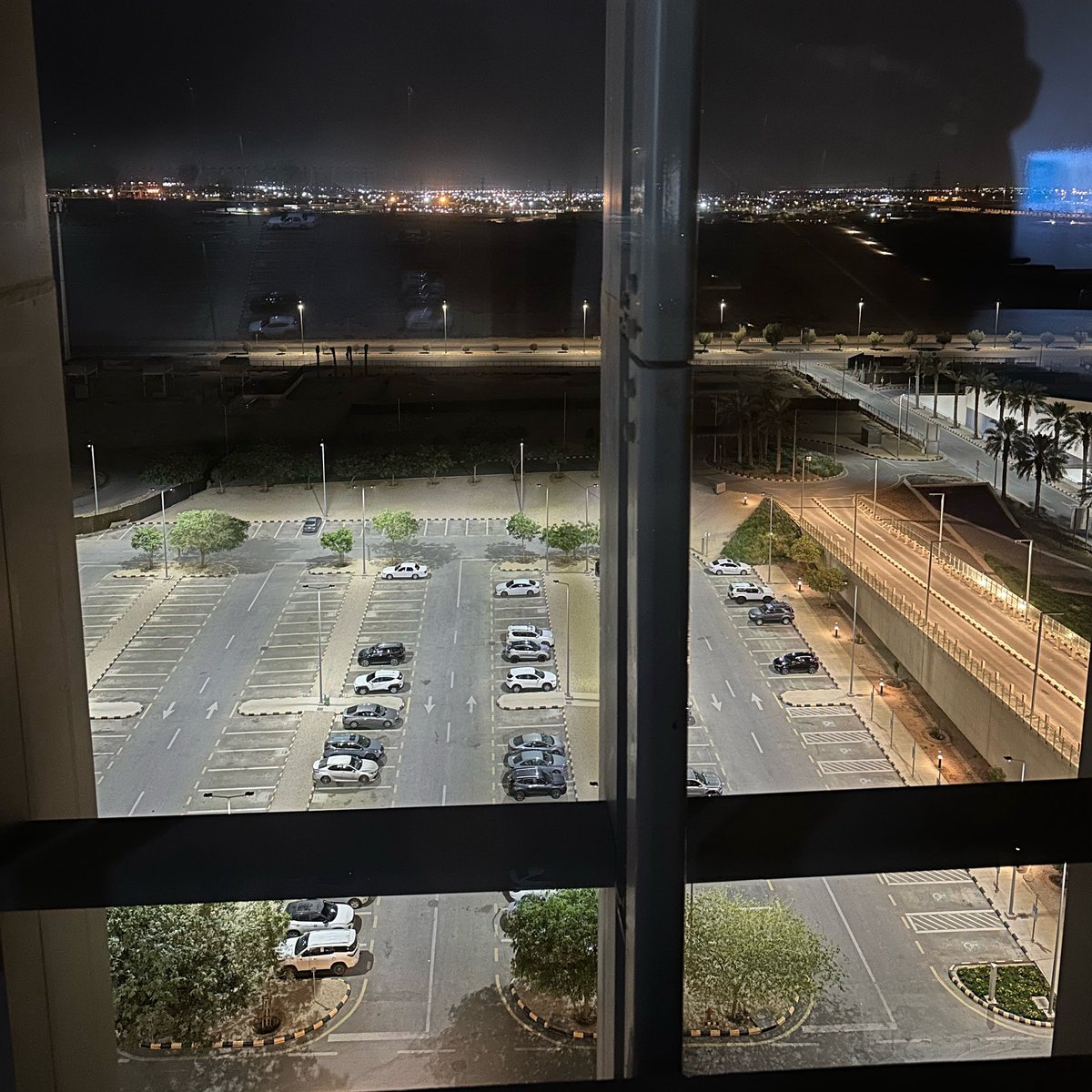 _7BT0L's tweet photo. Night shift be like 🤍 https://t.co/B52af4770O