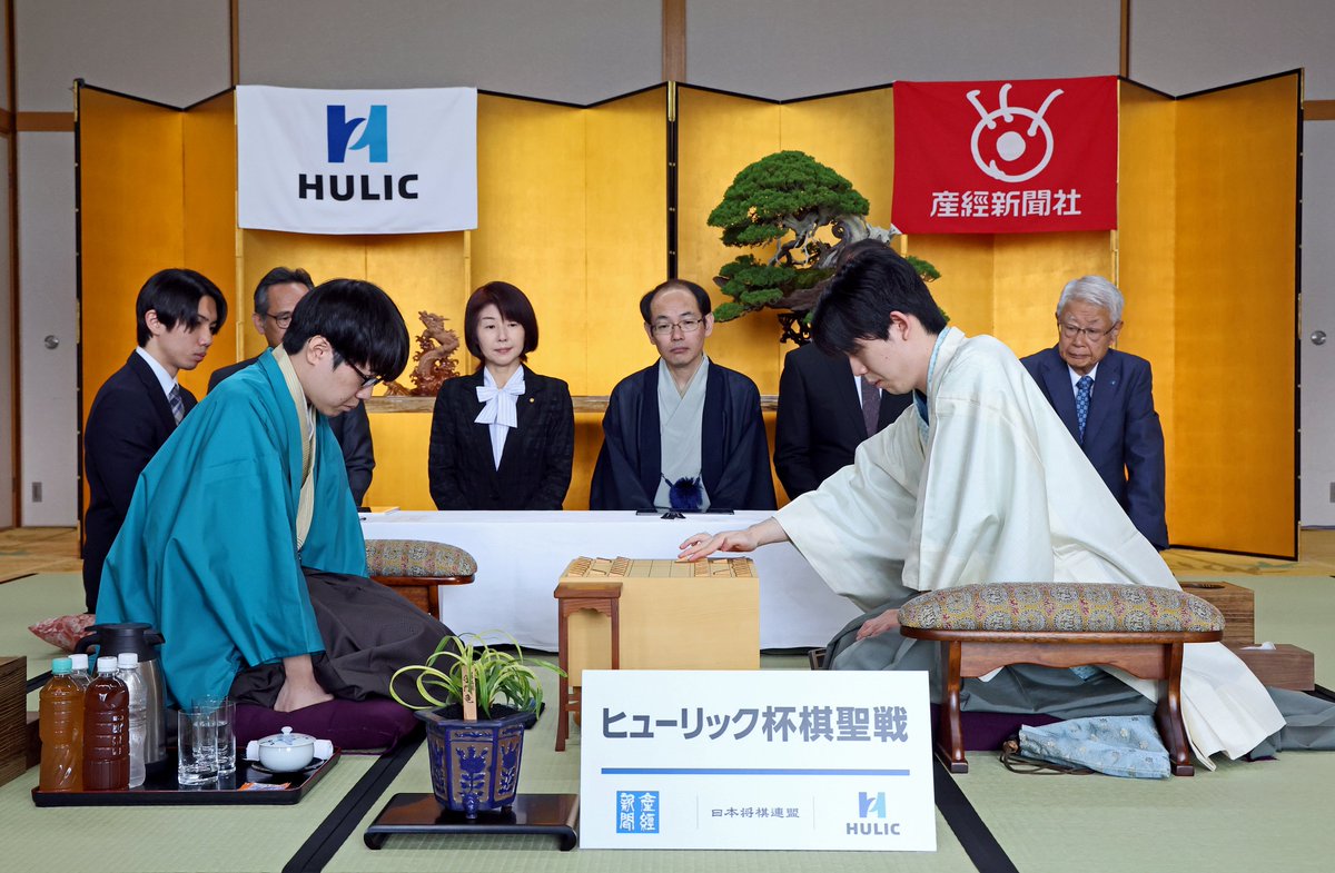 sankei_shogi's tweet photo. 藤井棋聖の7連覇か服部七段の初戴冠か　将棋のヒューリック杯棋聖戦第1局始まる

対局室には、まず服部七段が今期の挑戦者決定戦に勝利した後に用意した新品の和服を着て現れ、続いて淡いクリーム色の羽織を身につけた藤井棋聖が入室した。
#棋聖戦

⏬記事を読む
https://t.co/qNpbLyUQg7 https://t.co/t3pJ3wPUeT