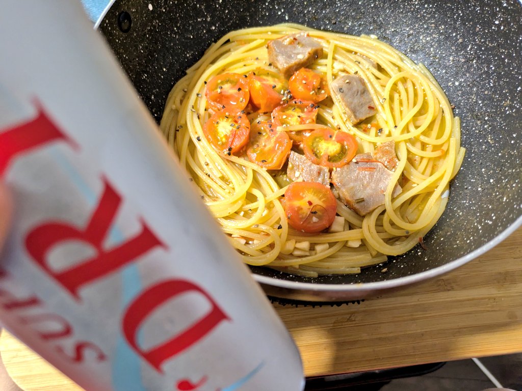 YCPitter's tweet photo. #自家製パンチェッタ とトマトのペペロンチーノ。
朝から酒飲んじゃう
#今日は休み
#きょうのペペロンチーノ
#おうちごはん
#昼ごはん https://t.co/3p368TDotZ