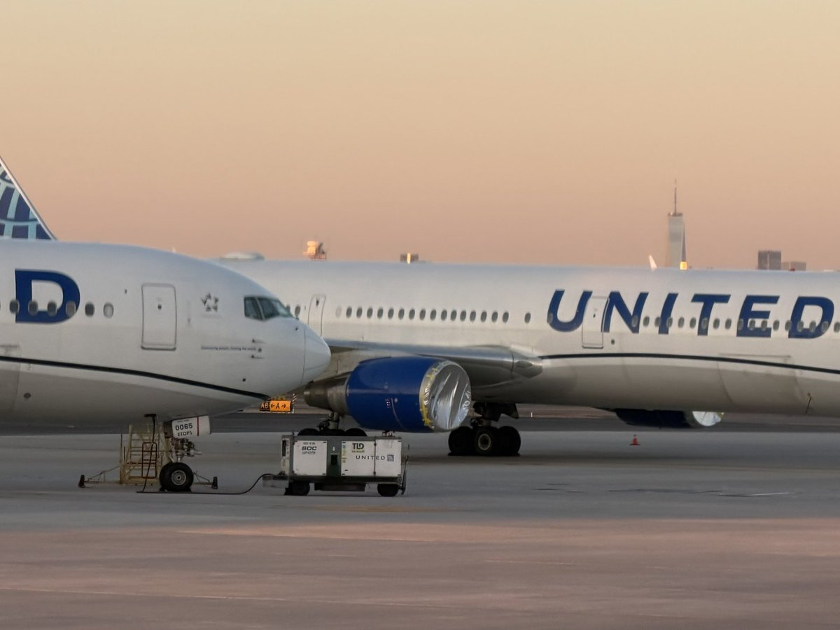 IPNetGeek's tweet photo. ✈️🧳 The sun setting casting colors over Manhattan as seen from the United Club at Newark Liberty International Airport. https://t.co/A5XPV1VkBz