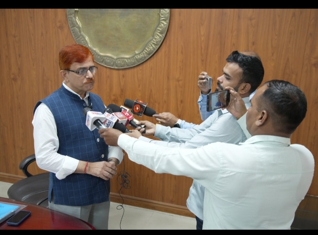dcpantnagar's tweet photo. पंतनगर में गूंजेगा नवाचार का मंत्र, ब्रेन (3.0) सम्मेलन देगा शोध को नई उड़ान
 
गोविन्द बल्लभ पंत कृषि एवं प्रौद्योगिक विश्वविद्यालय, पंतनगर में 26-27 जून 2026 को ब्रेन (3.0) – Boosting Research, Academic, Innovation & Networking सम्मेलन का आयोजन किया जाएगा। इस दो-दिवसीय कार्यक्रम में पूर्व छात्र, वैज्ञानिक, शोधकर्ता, उद्योग जगत के प्रतिनिधि और विभिन्न क्षेत्रों के विशेषज्ञ एक मंच पर जुटेंगे।
 
प्रेस वार्ता में विश्वविद्यालय के माननीय कुलपति डॉ. एस.के. कश्यप प्रिंट एवं इलेक्ट्रॉनिक मीडिया को संबोधित करते हुए  बताया कि विश्वविद्यालय बहुविषयक शोध, कृत्रिम बुद्धिमत्ता (AI), बीज उत्पादन, जैविक एवं प्राकृतिक खेती जैसे उभरते क्षेत्रों में अग्रणी भूमिका निभाने की दिशा में तेजी से कार्य कर रहा है। इसी क्रम में सेंटर ऑफ आर्टिफिशियल इंटेलिजेंस की स्थापना की योजना भी बनाई जा रही है।
 
🔹 45 से अधिक शोध परियोजनाएं राष्ट्रीय एवं अंतरराष्ट्रीय एजेंसियों को भेजी गईं 
🔹 पेटेंट, शोध प्रकाशन और तकनीकी नवाचार को मिलेगा बढ़ावा 
🔹 उद्योग-अकादमिक सहयोग को किया जाएगा और मजबूत 
🔹 किसानों की आय बढ़ाने और टिकाऊ कृषि को बढ़ावा देने पर विशेष फोकस
 
कुलपति ने बताया कि विश्वविद्यालय का लक्ष्य शोध और तकनीकी विकास के माध्यम से कृषि एवं ग्रामीण विकास को नई दिशा देना है।