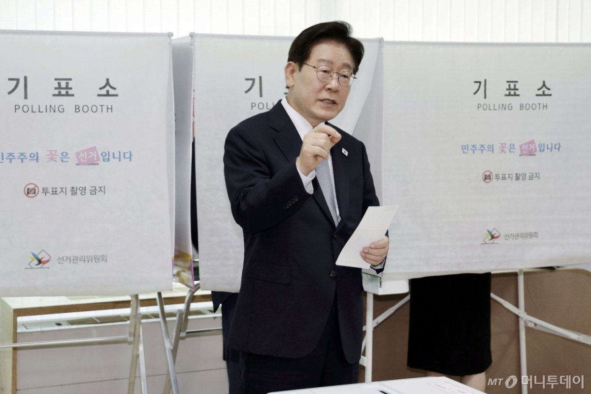 oopa1203's tweet photo. 이재명 레전드 갱신

도장 반밖에 안찍힌다고 불법적으로
기표소 나와서 지적질했던 이재명아!!!!

투표지 부족 참사는 왜 입꾹닫중임?ㅋㅋㅋ

죤나웃긴놈이네ㅋㅋㅋ 

무안공항 참사도 입꾹닫하고

니가 인간이가? https://t.co/ZYjLans4jq