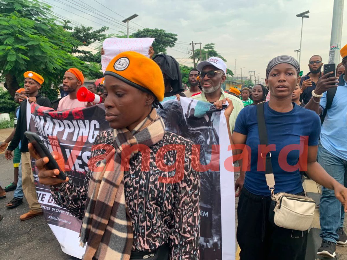FvckDeathNote's tweet photo. #RevolutionNow ✊🏾 https://t.co/ayeaEpRh6D