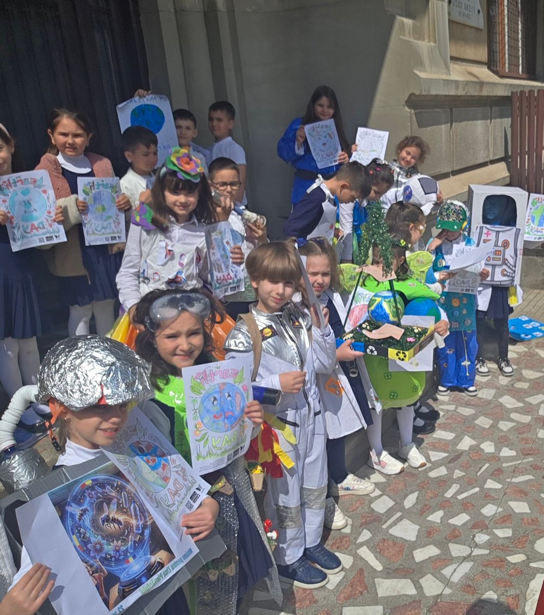 quivervision's tweet photo. Looking back at our favorite moments from Earth Day! 🌎✨

#EarthDay #EdTech #ARinEducation #PrimarySchool #QuiverVision #AugmentedReality #Interactive #Kidactivities #forteachers https://t.co/N95mFBkJuq