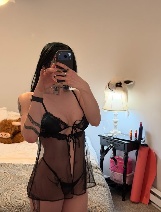 rayshanex's tweet photo. I wish a man were squeezing my waist right now https://t.co/9XZf8uqaj5