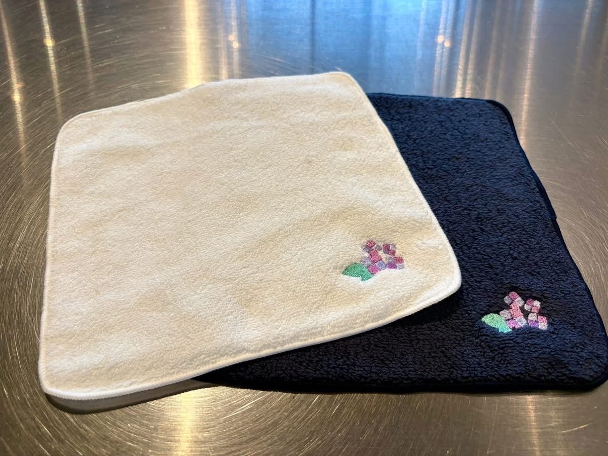 IKEUCHIORGANIC's tweet photo. 【シーズンハンカチ】

季節のタオルハンカチに可愛い紫陽花が登場です✨
ストア近くの紫陽花も、キレイに咲き始めました🌱

京都はこれから蒸し蒸し始めます。
そんな時のお出かけには吸水性バツグンのタオルハンカチを連れて行ってあげて下さい♪

皆様のご来店をお待ちしております。

KYOTO STORE https://t.co/Z01qirEnRR