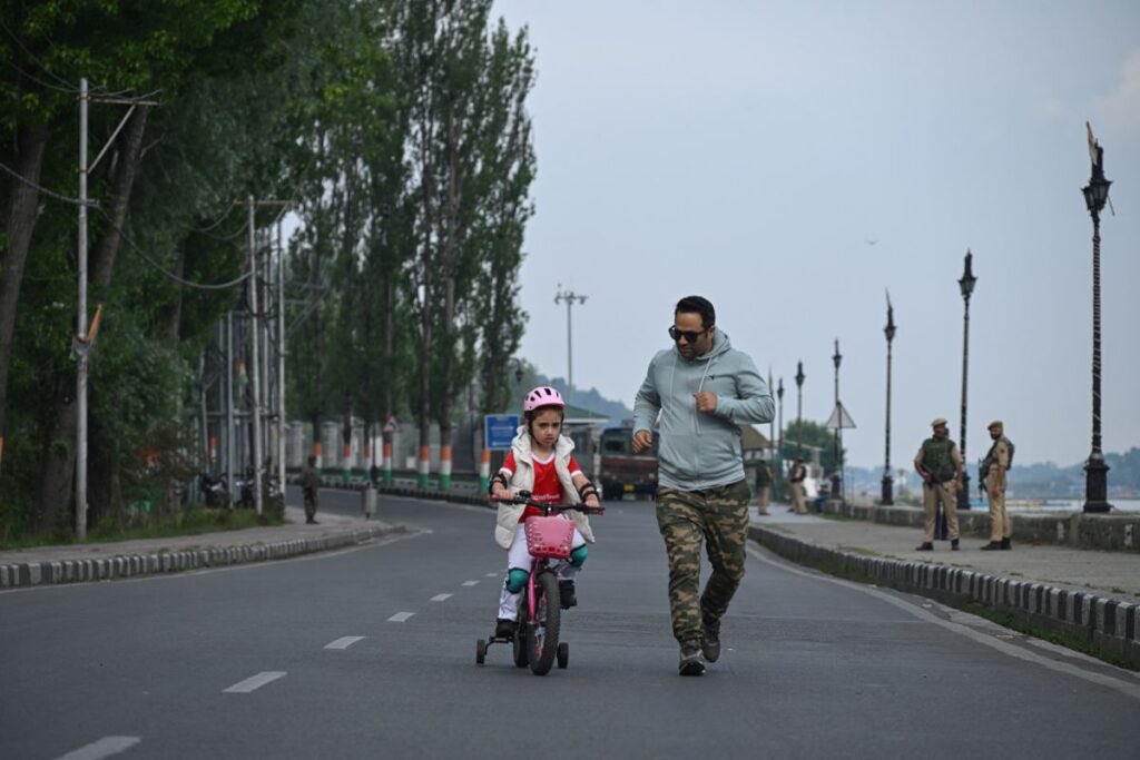 nuzhatjehangir's tweet photo. Among hundreds of cyclists, one sight stole the show a father running alongside his baby girl,step for step, breath for breath, simply to give courage and confidence. The girl wasn’t riding alone; every pedal carried the strength of a father’s love. Moments like these remind us that the greatest victories in life are powered by encouragement, belief, and family. ❤️@OfficeOfLGJandK @CM_JnK @listenshahid @kheloindia #Cyclothon #FatherAndChild #FitIndia #Nashamuktabhiyan
