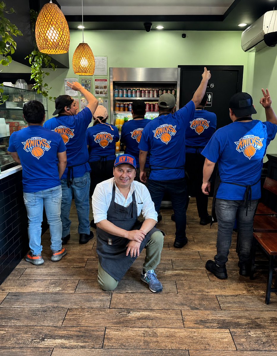 JustinBrannan's tweet photo. Full staff at Tacos Por Favor in Bay Ridge representing 💪🏼 https://t.co/af2VaLMu93