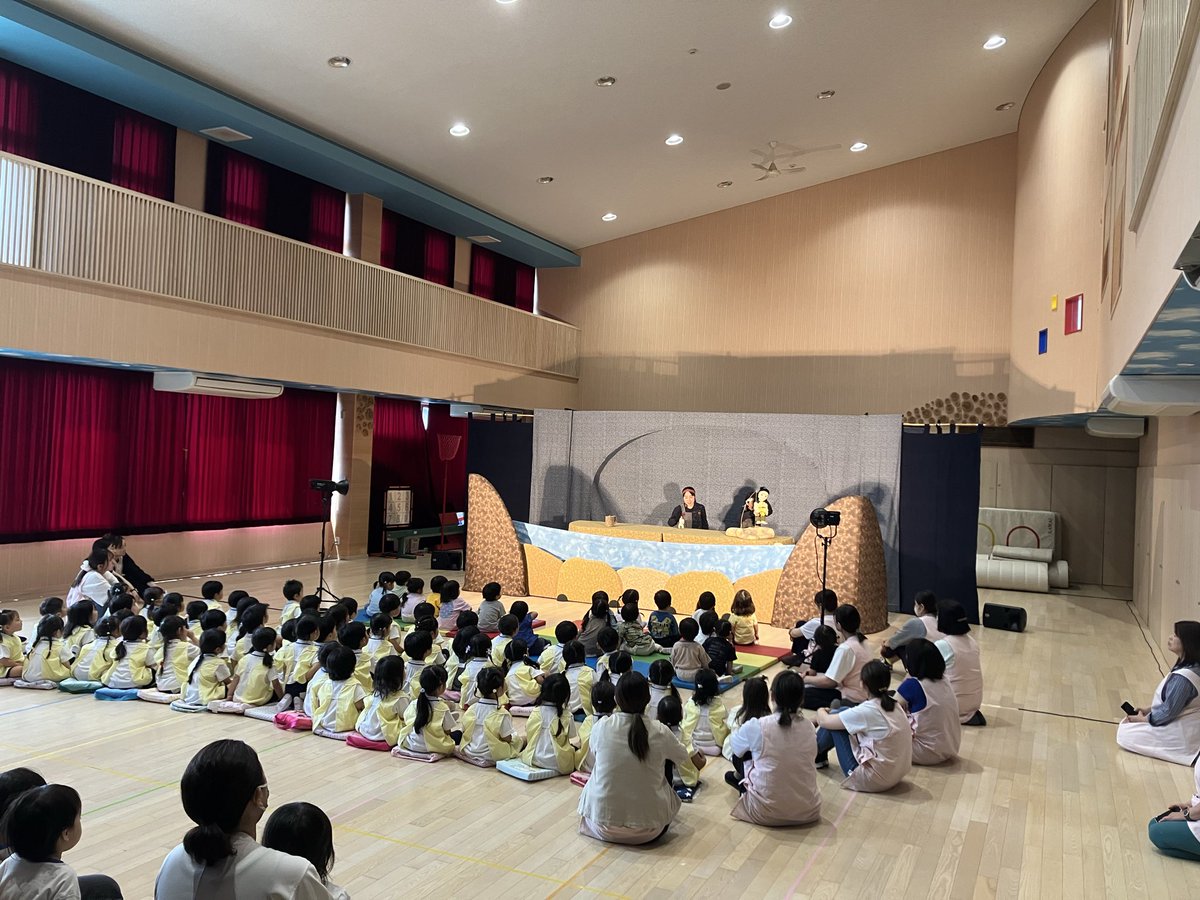 ishiyou's tweet photo. 今日は、体育館で人形劇を鑑賞しています。これは創立70年の記念行事でもあります。#おとぎ話 #浦島太郎 を幼児向けにとても上手に脚色しています。 #行事 #創立70周年 #人形劇 #認定こども園 https://t.co/Txm49Rcxny