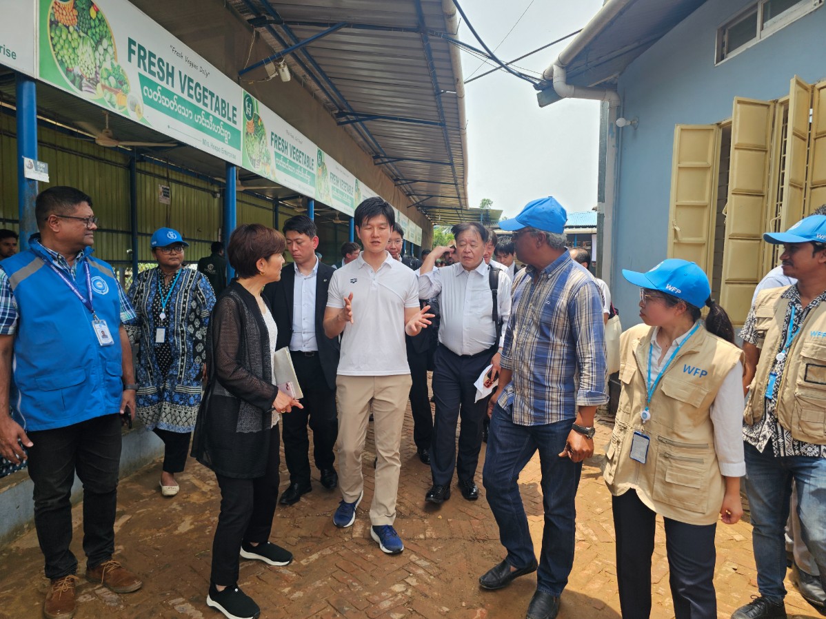 WFP_JP's tweet photo. 鈴木憲和農林水産大臣が、バングラデシュのコックスバザールを訪問🇧🇩@WFP が #ロヒンギャ難民 に行っている食料支援や物流、学校給食の様子などを視察していただきました。
日本政府からの継続的な支援に、感謝いたします🇯🇵🙏
@WFP_Bangladesh @norikazu_0130 #wfpbd50 #rohingyaresponse https://t.co/mfmRN8YgMj