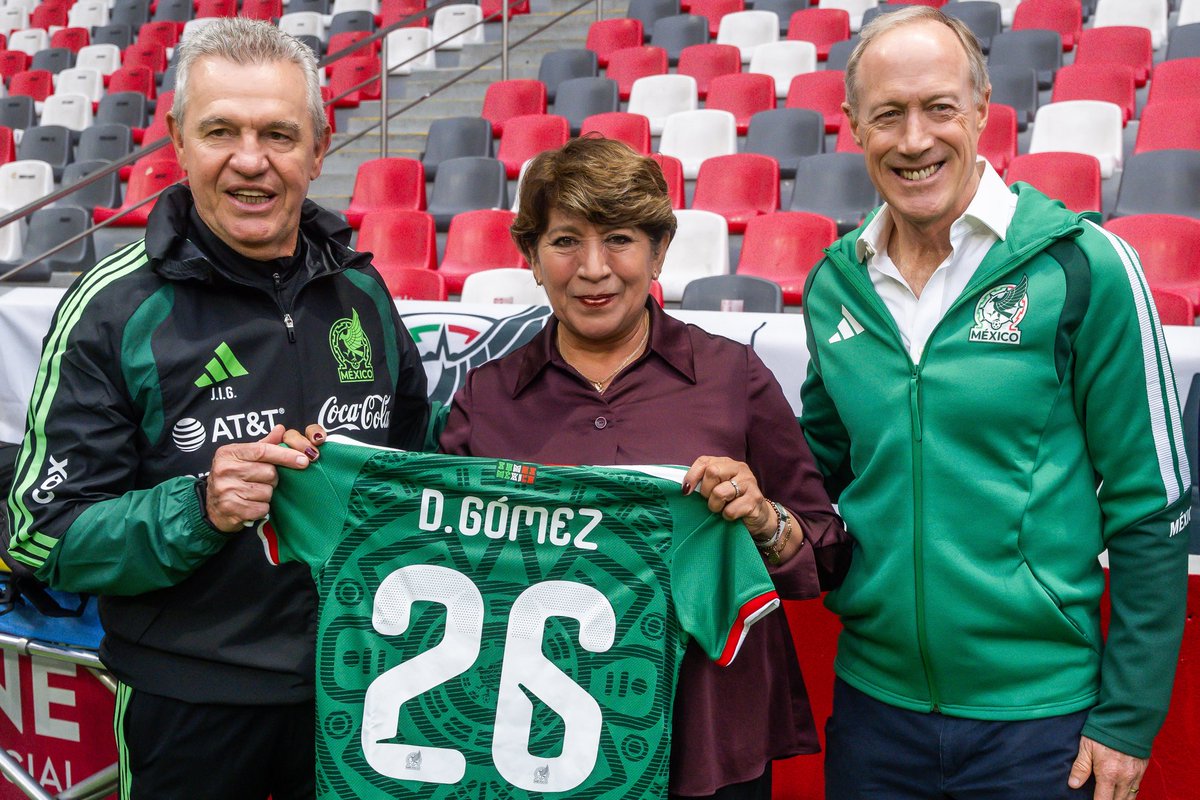 delfinagomeza's tweet photo. ¡Bienvenidos, @miseleccionmx, al Estado de México!
Visité a la Selección Mexicana, en el Estadio Nemesio Diez, para darles la bienvenida al #EdoMex y desearles mucho éxito tanto en su partido de mañana como en el #Mundial2026.
¡A poner todo el corazón y el esfuerzo en cada partido y alzarse con la victoria!
#ElPoderDeServir