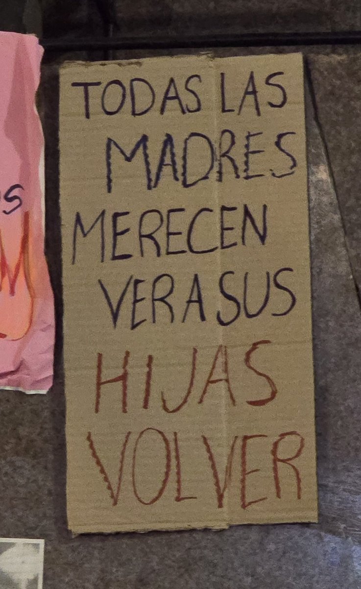 MaguiLopezB's tweet photo. Siempre en la calle💜 https://t.co/vEsjyJ8fir