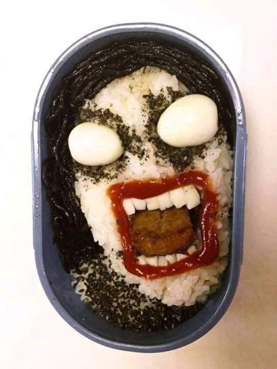 ofRocksta's tweet photo. Dengan penuh percaya diri, gua buka isi kotak bekal gua. "Tara! Ini isinya nasi, telur dua biji, nugget, keju dan saos, yang hitam-hitam ini mie tapi saya kasih pewarna hitam miss. Sama nggak tau tadi biji apa gitu saya taburin di bawah sini, sama eng—nori di remet?" kata gue. https://t.co/ubOcfvB2wr