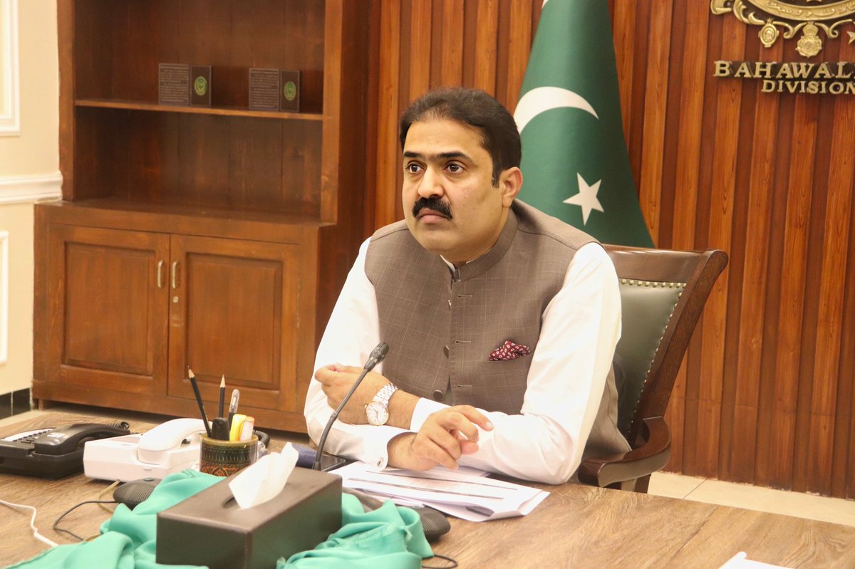 CommissionerBpr's tweet photo. کمشنر بہاولپور ڈویژن عرفان علی کاٹھیا کی زیر صدارت ”اپنا کھیت اپنا روزگار“ اسکیم کے حوالے سے ایک اعلیٰ سطحی اجلاس منعقد ہوا جس میں اسکیم کے تحت موصول ہونے والی درخواستوں، ان کی جانچ پڑتال اور دیگر حکومتی اقدامات پر پیش رفت کا تفصیلی جائزہ لیا گیا۔ کمشنر بہاولپور ڈویژن عرفان علی https://t.co/eg9tB6Ltdp