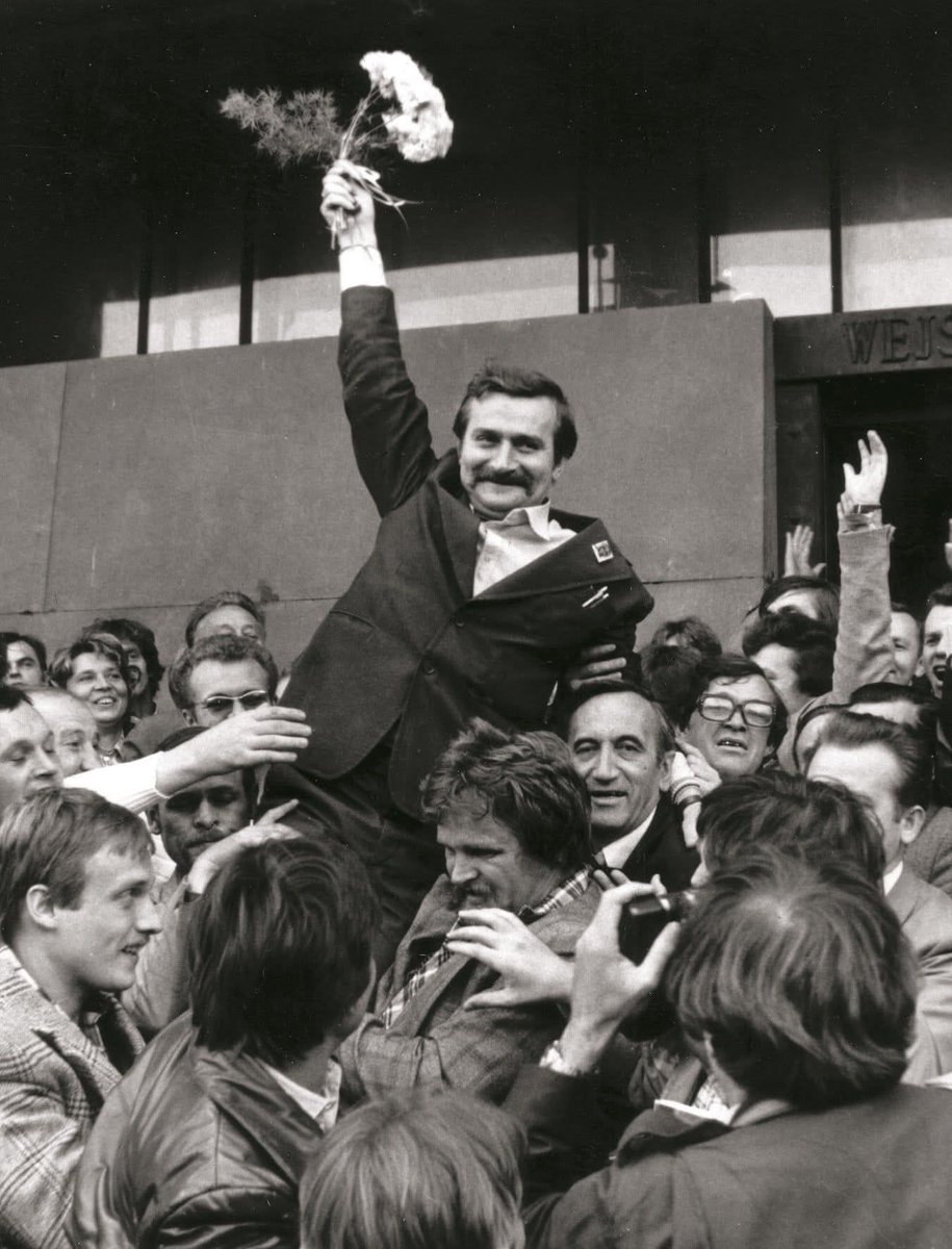 WalesaJL's tweet photo. 4 czerwca 1989 roku upadł komunizm i narodziła się Wolna Polska! 🇵🇱

Dziękuję, @presidentwalesa! ✌️ https://t.co/Tt3qwcKHYl