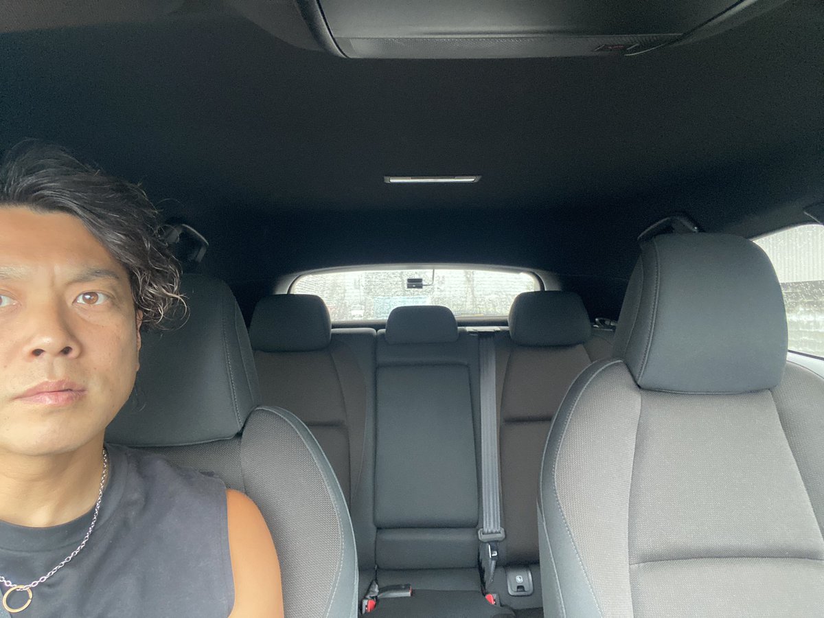 car__center's tweet photo. MAZDA3ファストバックの後方視界について。

運転していて見にくいという感覚はない。

ただ、リアゲートの窓が小さいから見える範囲が少ないように見えるだけかな👌

洗車で日焼けしまくりの山下とともに😁 https://t.co/wsEld8O49I
