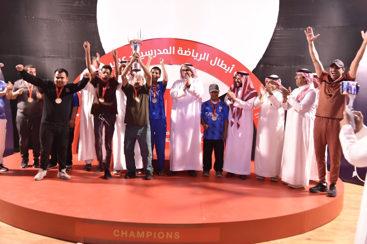 MOE_ARP's tweet photo. #صور |
اختُتمت أمس المرحلة الثانية من مشروع "أبطال الرياضة المدرسية 2025" في #تعليم_عسير بإقامة دوري كرة اليد لطلاب وطالبات التربية الخاصة، وشهد الختام تتويج الفائزين وتكريم المنظمين والمشاركين، بحضور مدير عام التعليم في المنطقة وممثل الاتحاد السعودي للأولمبياد الخاص، وذلك في الصالات الرياضية ومسرح مجمع التربية الخاصة بأبها.