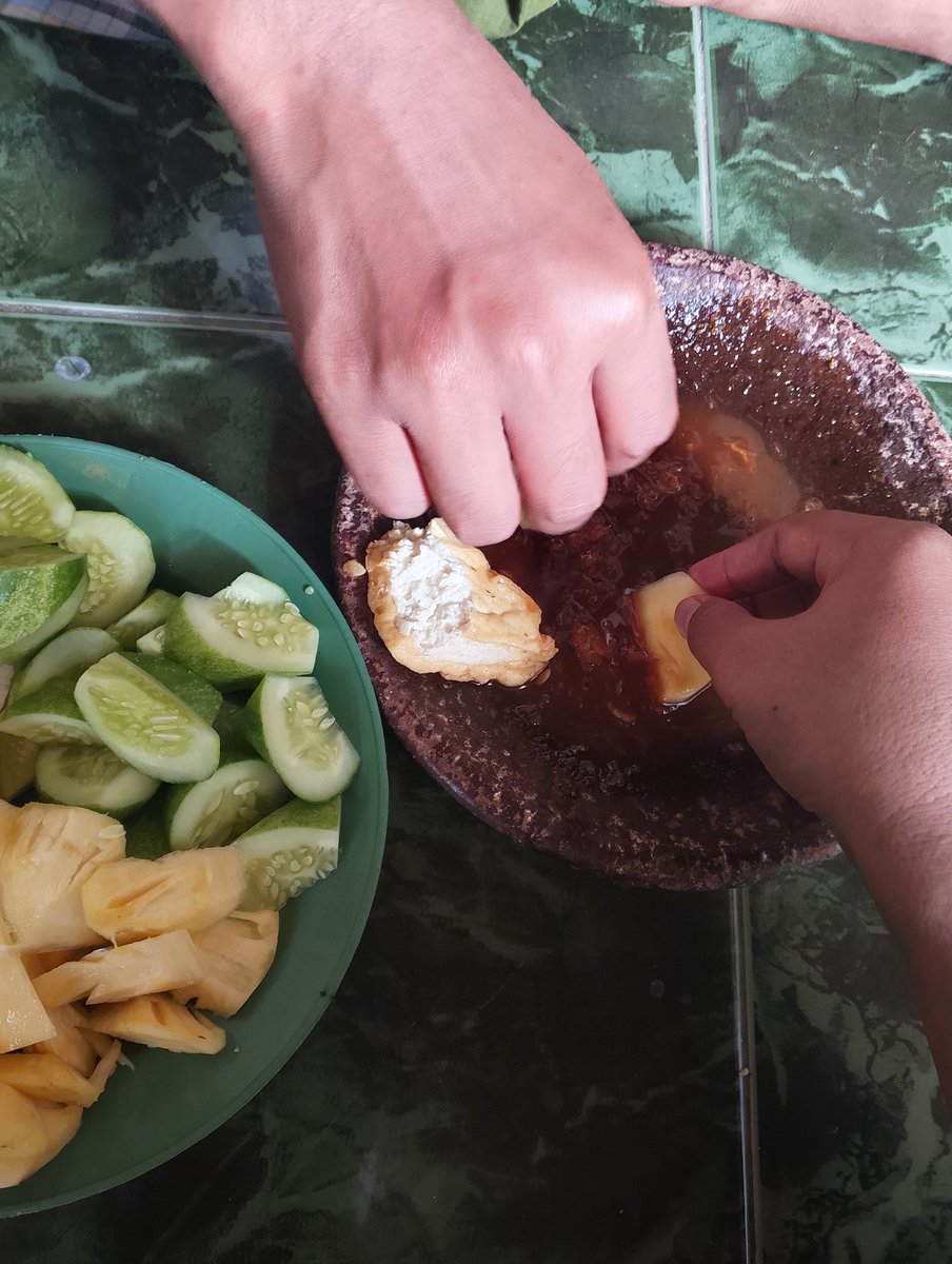Azzraqolby's tweet photo. Family time nya keluarga yang bisa ketemu full time di hari Kamis, Jum'at, dan Sabtu dengan catatan gak ada intervensi 😂
Baba request rujak gula 👌
Abbas request lele goreng 👌
yummy 😋 https://t.co/S1AVhtuysL