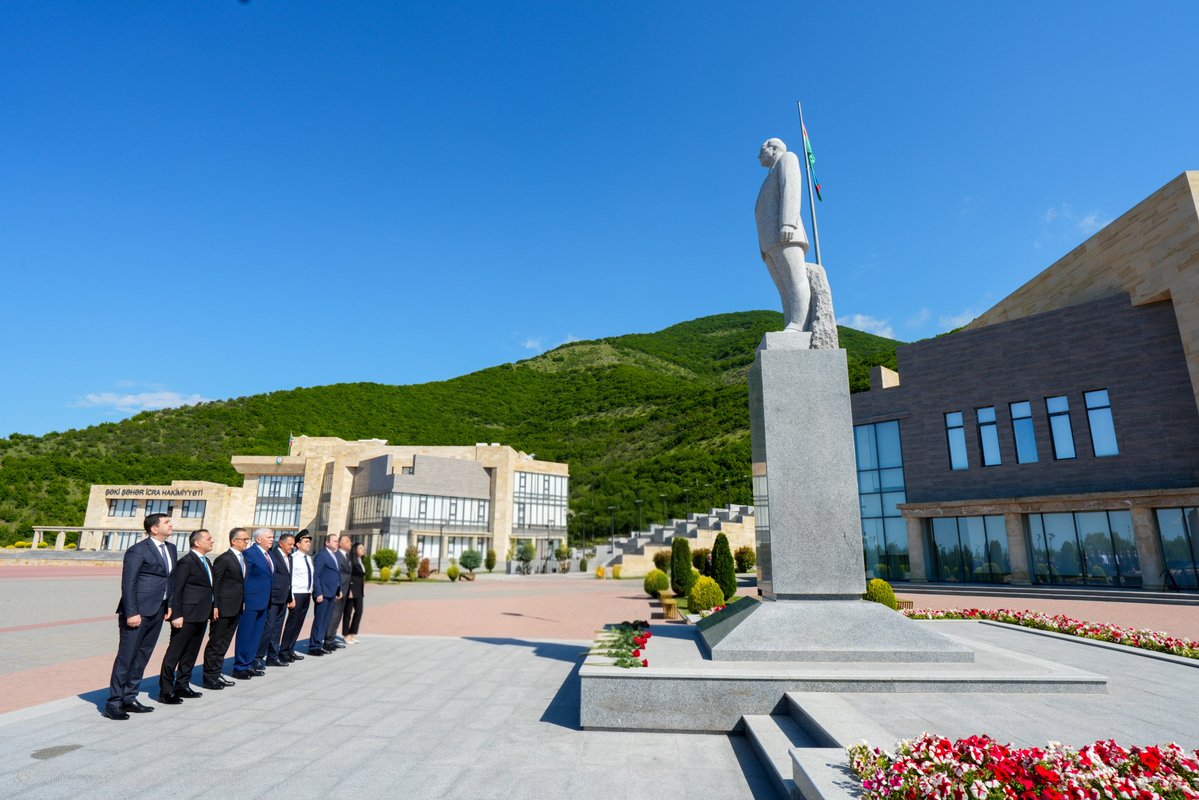 scaragovaz's tweet photo. Şəkidə “Heydər Əliyev irsində Azərbaycançılıq və milli-mənəvi dəyərlər” mövzusunda konfrans keçirilir.
Tədbirdən öncə iştirakçılar Ulu Öndər Heydər Əliyevin abidəsini ziyarət edib, önünə gül dəstələri düzüblər.

#diniqurumlarlaişüzrədövlətkomitəsi #dövlətvədin #dinsiyasəti https://t.co/slv0hoF9F0
