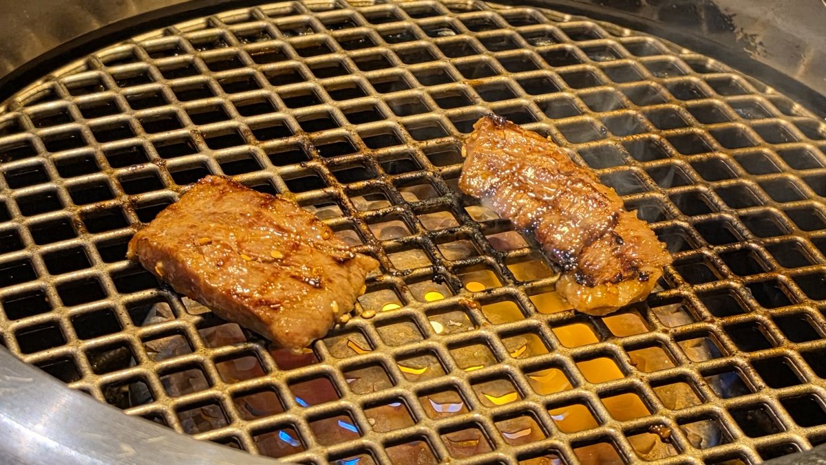 subbyhi's tweet photo. 今日は休日出勤。時々ヘルプで行ってるサーフライダー勤務だったので、そっちの職場に近い焼肉屋さんに行ってきた。お昼は結構お得に食べれるのが嬉しいですね😃 https://t.co/tIWfJp1WsA