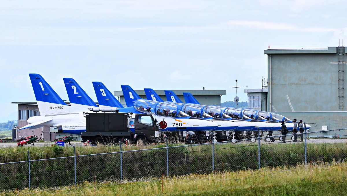 leveloi's tweet photo. 2ndは、番号順に7機並び。基地上空訓練は、6機3区分。変更、スキップ課目あり。防府航空祭の事前訓練のようでした。雲の多い晴れ。北東からの暴風。20260604 #ブルーインパルス #松島基地 https://t.co/Qp1FVn7L7G