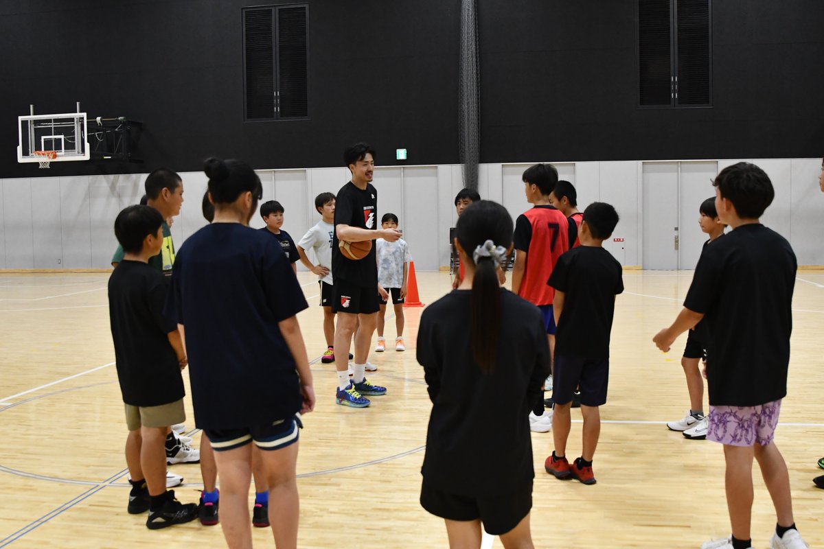 rz_fukuoka's tweet photo. 寒竹隼人選手による
バスケットボールクリニック⛹️
￣￣￣￣￣￣￣￣￣￣￣￣￣￣￣￣

5/31（日）に、アイランドアイコートMIRAIIBAにて、＃寒竹隼人 選手による「医療法人福泉会（MIZUHOデンタルクリニック）presents バスケットボールクリニック」を開催しました🌟

クリニックでは、寒竹選手が大切にしている「基礎」について指導いただいたほか、一人ひとりのシュートフォームを丁寧に確認✅

最後はチームに分かれてゲームを実施🏀
寒竹選手の豪快なブロックも飛び出し、会場は大いに盛り上がりました👏

参加者の皆さまにとって、楽しみながらバスケットボールに触れる貴重な機会となりました✨

ご参加いただいた皆さま、ありがとうございました😊

＃ライジングゼファーフクオカ
＃ライジングゼファー福岡