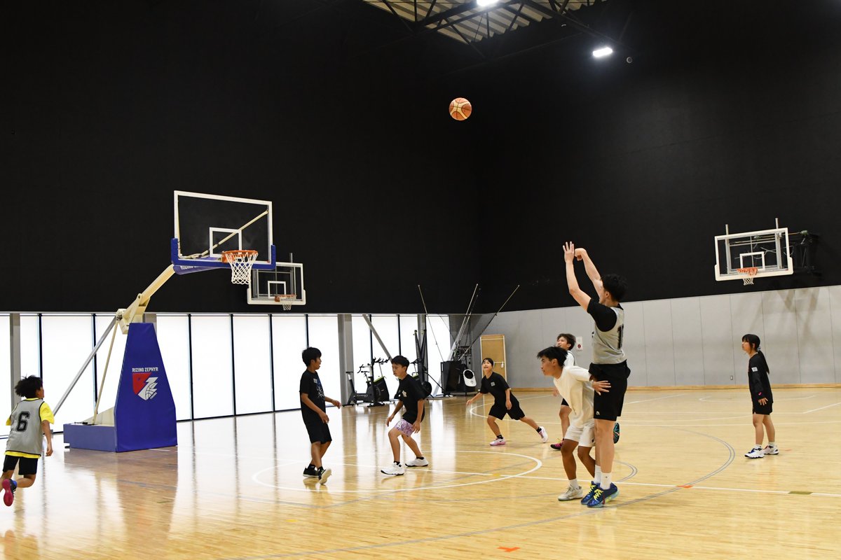 rz_fukuoka's tweet photo. 寒竹隼人選手による
バスケットボールクリニック⛹️
￣￣￣￣￣￣￣￣￣￣￣￣￣￣￣￣

5/31（日）に、アイランドアイコートMIRAIIBAにて、＃寒竹隼人 選手による「医療法人福泉会（MIZUHOデンタルクリニック）presents バスケットボールクリニック」を開催しました🌟

クリニックでは、寒竹選手が大切にしている「基礎」について指導いただいたほか、一人ひとりのシュートフォームを丁寧に確認✅

最後はチームに分かれてゲームを実施🏀
寒竹選手の豪快なブロックも飛び出し、会場は大いに盛り上がりました👏

参加者の皆さまにとって、楽しみながらバスケットボールに触れる貴重な機会となりました✨

ご参加いただいた皆さま、ありがとうございました😊

＃ライジングゼファーフクオカ
＃ライジングゼファー福岡