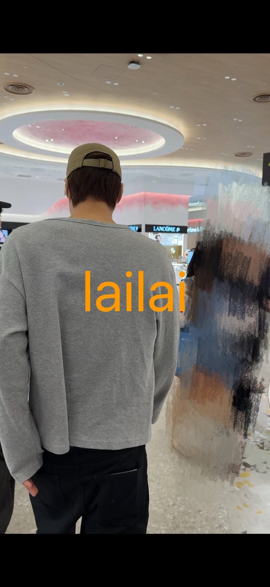 PandaSister88's tweet photo. Ran into EXO KAI at Kansai Airport Terminal 1!!!
 
I’d been fuming over items confiscated by airport security, but when I reached the departure gate, crowds with cameras were swarming someone. Before I could figure out what was going on, I overheard other Chinese travellers chatting in Mandarin: “Wonder which Korean celebrity this is, he looks so young.” Being a die-hard gossip lover, I stopped to check it out.
 
I was secretly hoping it might be someone from our EXO, and to my shock, it turned out to be Kim Kai! I immediately pulled out my camera, grabbed my luggage and hurried after him. It was my first time being this close.He smelled amazing and has such an incredible physique!
 
Still, he seemed to have a sore shoulder, rubbing it constantly as he walked. Hope he gets plenty of rest once back home.

cr.克卜勒勋
from Xiaohongshu

#KAI #카이
