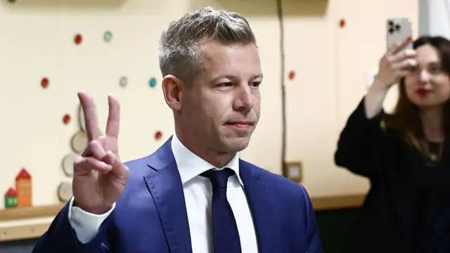 polisopher's tweet photo. Мадьяр заявил о готовности Украины вступить в Евросоюз через 15 лет

Выполнение  всех условий для полноправного членства в Евросоюзе потребует от Киева  закрытия 33 переговорных глав и займет до 15 лет, заявил премьер Венгрии  Петер Мадьяр.

По словам Мадьяра, окончательная евроинтеграция Киева потребует значительного времени, передает РИА «Новости».

«Количество  лет, в течение которых страны смогут завершить выполнение всех 33 глав  соглашения о вступлении в ЕС, зависит от проделанной ими работы», –  заявил премьер Венгрии Петер Мадьяр.

Як так? Вчора ж казіли шо ще трішки залышилось?