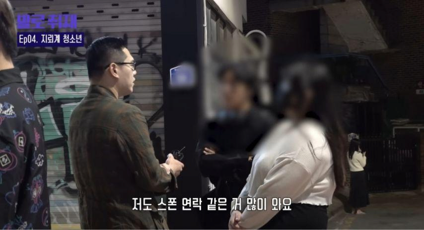 차트 위 개구리 tweet media