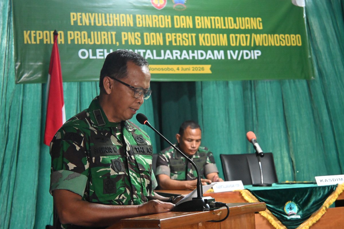 Korem072Pmk's tweet photo. Wonosobo – Kodim 0707/Wonosobo menerima pembinaan mental (Bintal) dari Bintaldam IV/Dip yang dipimpin langsung oleh Kabintaljarah Dam IV/Dip Kolonel Czi M. Ridha Has, S.T., M.T. Didampingi Mayor Caj Syamsul https://t.co/ANwyZfvLNI